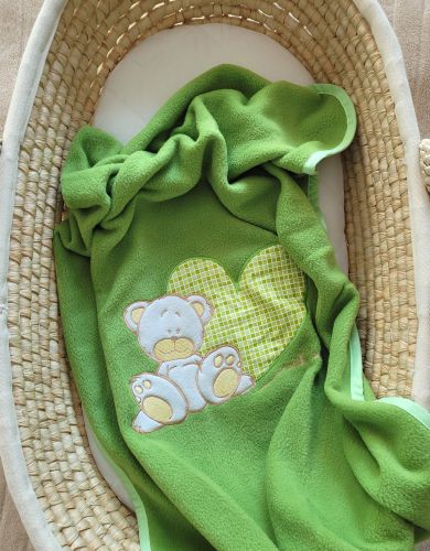 Polar fleece blanket for babies - Milo- Teddy Bear with Heart green